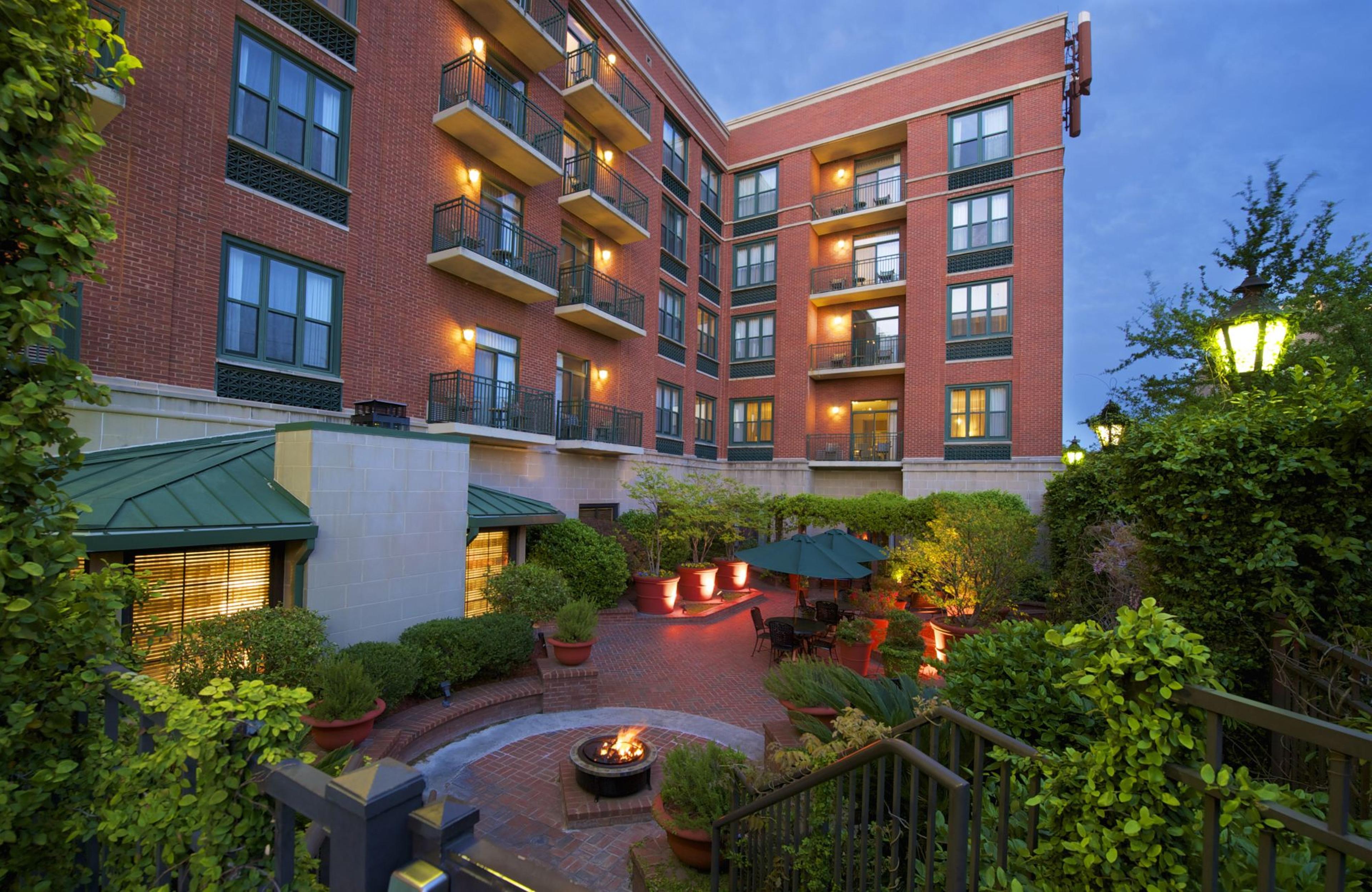 Courtyard Savannah Downtown Hotel Exterior