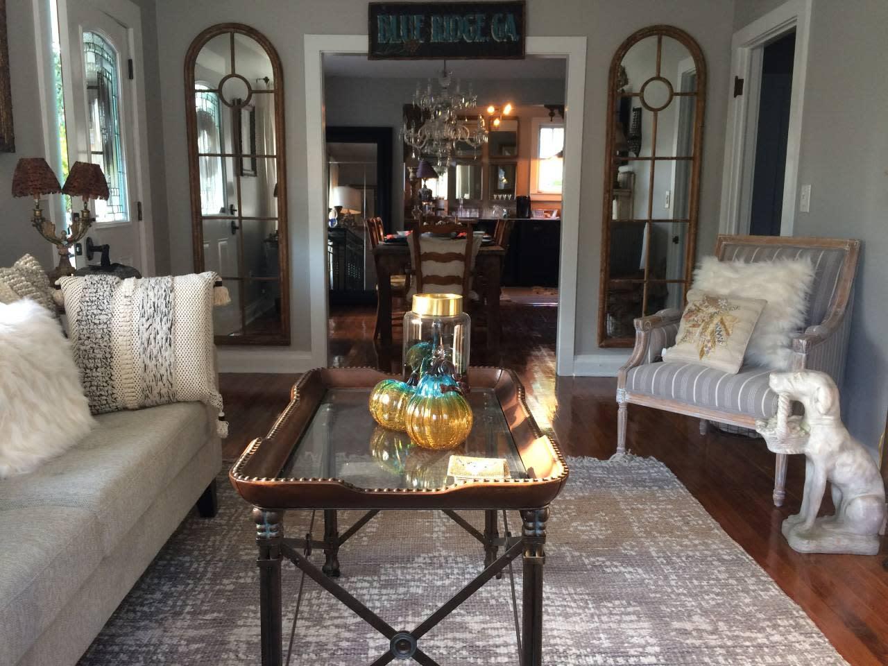Historic Downtown Bungalow - Living Room